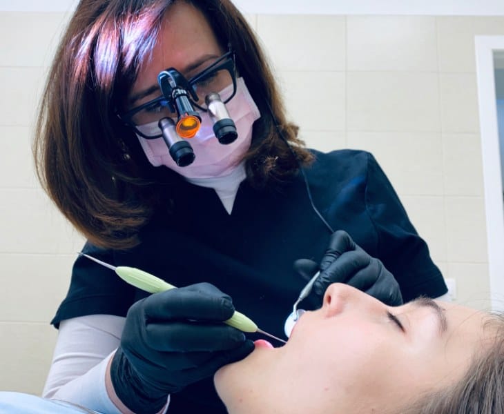 W jaki sposób oprogramowanie dentystyczne pomaga w zarządzaniu stanami magazynowymi?